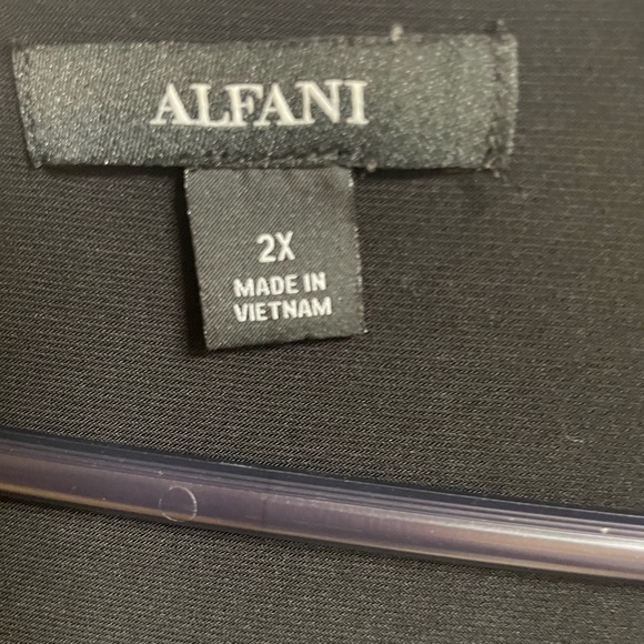 Make a statement with this blouse - Picture 2 of 2